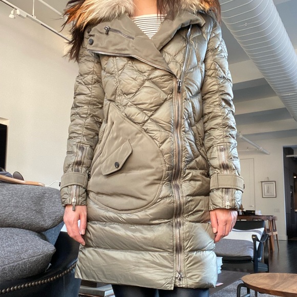 Quilted Down Coat with detachable hood, designed with zip pockets. Size IT 40. - Picture 6 of 10